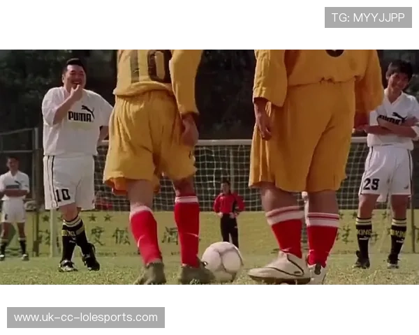 足球球星早期服装风格分析：从街头潮流到赛场经典的变迁